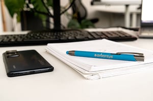 Arbeitsplatz mit Kugelschreiber
